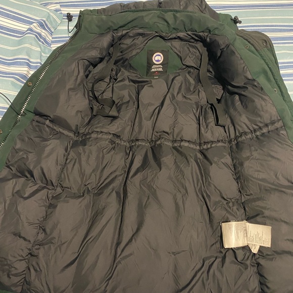 Canada goose coat , worn twice ,can’t fit it anymore, great condition - Picture 2 of 3